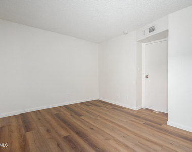 3535 W Tierra Buena Lane - Photo Thumbnail 9