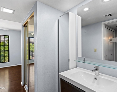 7557 N Dreamy Draw Drive - Photo Thumbnail 18