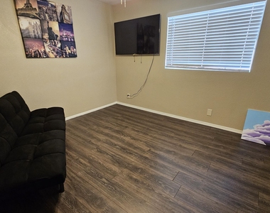 921 S Val Vista Drive - Photo Thumbnail 5