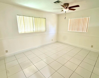 118 Se 10th Court - Photo Thumbnail 4