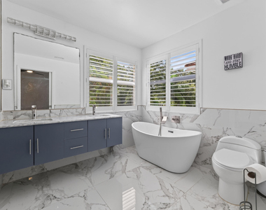 6544 Adriatic Way - Photo Thumbnail 10
