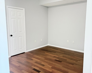 2080 Greenview Shores Boulevard - Photo Thumbnail 3