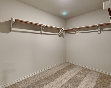 2932 Firefly Drive - Photo Thumbnail 8