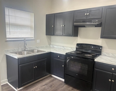 1726 Nw 38th Street - Photo Thumbnail 6