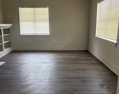 1726 Nw 38th Street - Photo Thumbnail 4