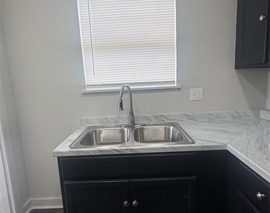 1726 Nw 38th Street - Photo Thumbnail 8