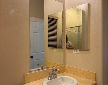 12609 Dupont - Photo Thumbnail 5