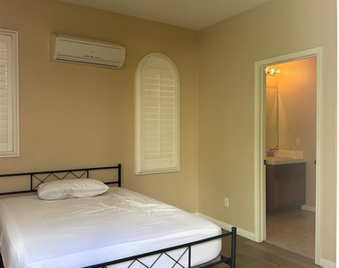 12609 Dupont - Photo Thumbnail 1