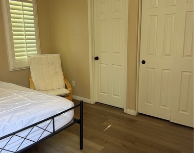 12609 Dupont - Photo Thumbnail 4