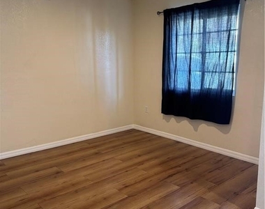 11725 Brussels Avenue - Photo Thumbnail 5