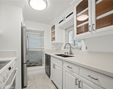 18411 Hatteras Street - Photo Thumbnail 6