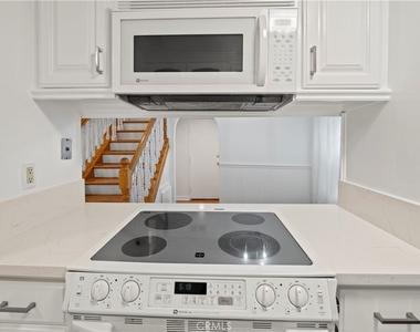 18411 Hatteras Street - Photo Thumbnail 7