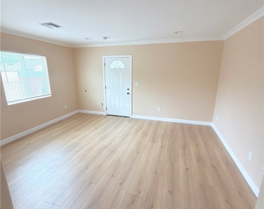 8018 Radford Avenue - Photo Thumbnail 5