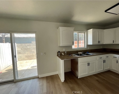 1004 S Riverside Avenue - Photo Thumbnail 2