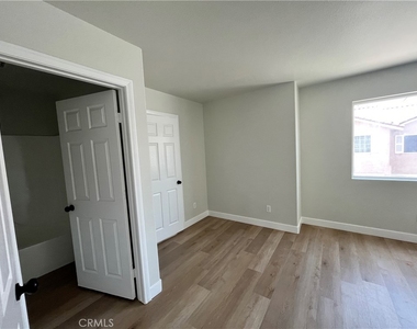 1004 S Riverside Avenue - Photo Thumbnail 11