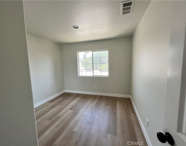 1004 S Riverside Avenue - Photo Thumbnail 5