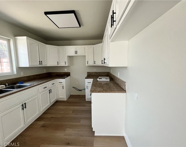 1004 S Riverside Avenue - Photo Thumbnail 3
