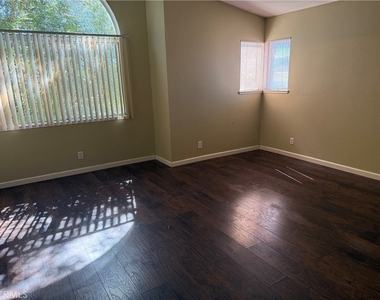 828 Greenwich Court - Photo Thumbnail 10