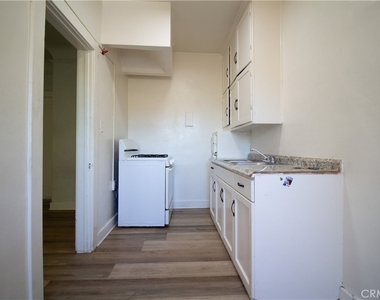 1316 Mariposa Avenue - Photo Thumbnail 5
