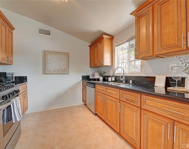 2044 W Spruce Avenue - Photo Thumbnail 13