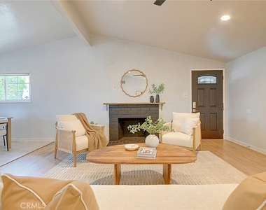2044 W Spruce Avenue - Photo Thumbnail 4