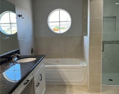 8462 Heil Avenue - Photo Thumbnail 10