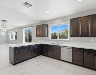 453 Diamond Peak Lane - Photo Thumbnail 9