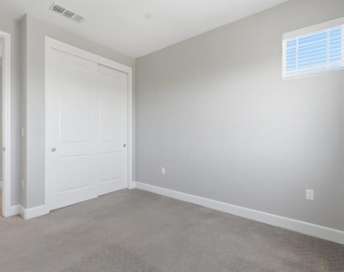 453 Diamond Peak Lane - Photo Thumbnail 19