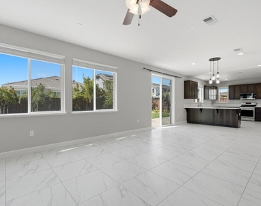 453 Diamond Peak Lane - Photo Thumbnail 7