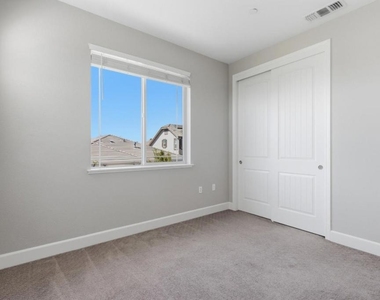 453 Diamond Peak Lane - Photo Thumbnail 15