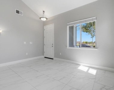 453 Diamond Peak Lane - Photo Thumbnail 5