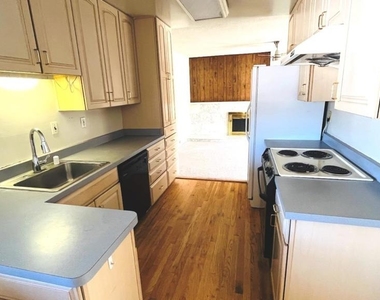 10460 Davison Avenue - Photo Thumbnail 5