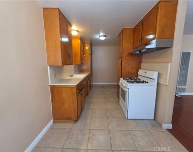 901 Carob Way - Photo Thumbnail 3