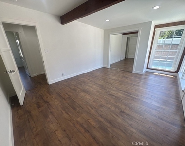 7245 Wish Avenue - Photo Thumbnail 11
