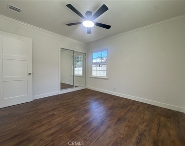 7245 Wish Avenue - Photo Thumbnail 15