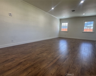 7245 Wish Avenue - Photo Thumbnail 3