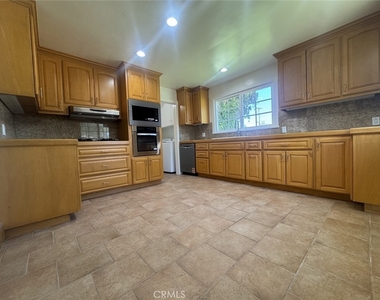 7245 Wish Avenue - Photo Thumbnail 5