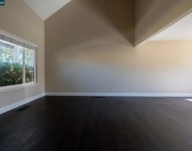 1359 Shade Oak Ln - Photo Thumbnail 5