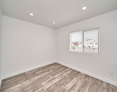 601 W 41st Place - Photo Thumbnail 17