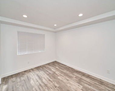 601 W 41st Place - Photo Thumbnail 26
