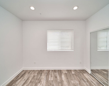 601 W 41st Place - Photo Thumbnail 19