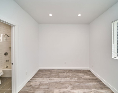 601 W 41st Place - Photo Thumbnail 16