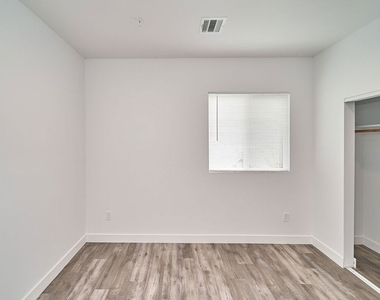 601 W 41st Place - Photo Thumbnail 13