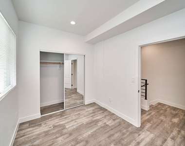 601 W 41st Place - Photo Thumbnail 12