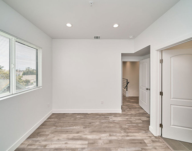 601 W 41st Place - Photo Thumbnail 15