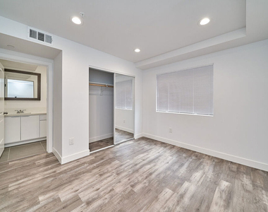 601 W 41st Place - Photo Thumbnail 25
