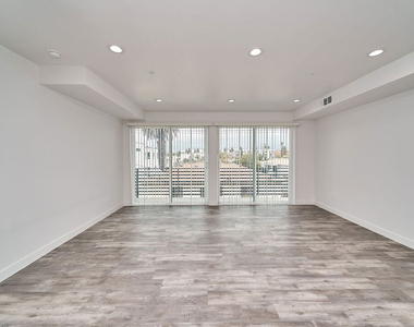 601 W 41st Place - Photo Thumbnail 8