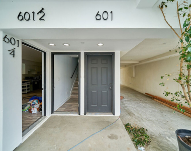 601 W 41st Place - Photo Thumbnail 3