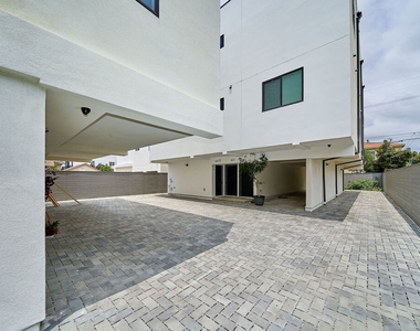 601 W 41st Place - Photo Thumbnail 2
