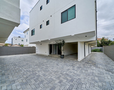 601 W 41st Place - Photo Thumbnail 1